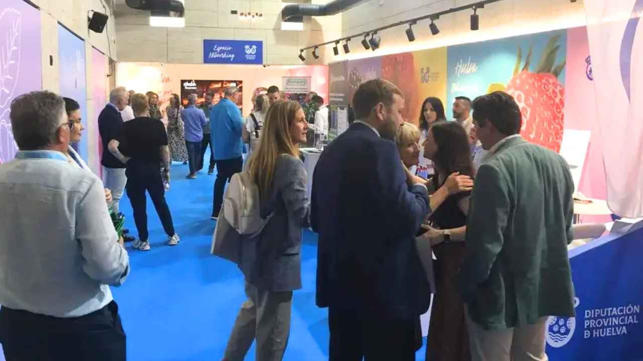 Asistentes y empresarios participan en una feria comercial con expositores de Huelva, actividad incluida en las ayudas Eventos a la carta.