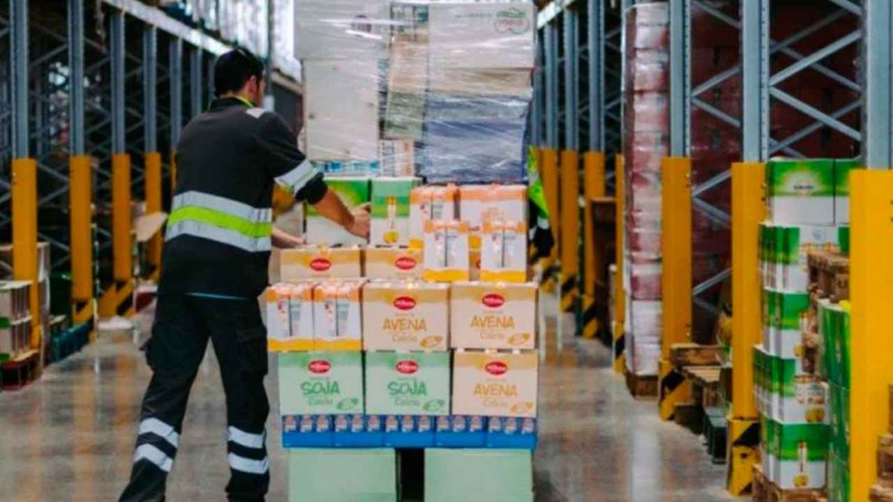 Mozo de almacén preparando pedidos y organizando palés de mercancías en un centro logístico, empleo ofertado por Eurocen en Valdemoro.