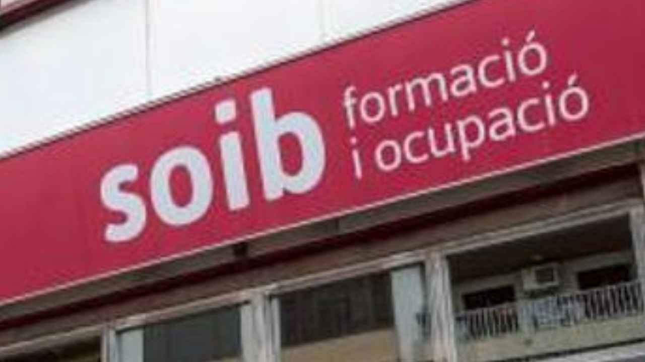 Fachada de una oficina del SOIB, Servicio de Empleo de las Islas Baleares, con el cartel del organismo público