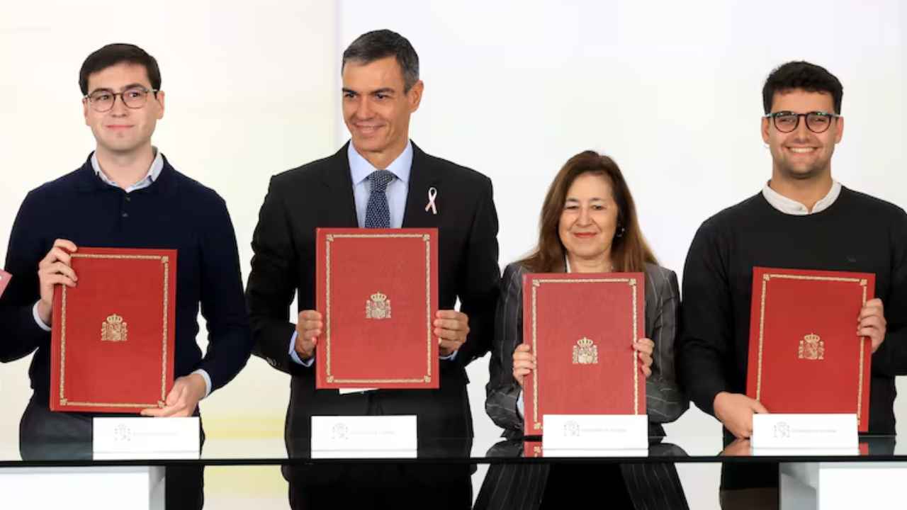Pedro Sánchez posa junto a representantes estudiantiles durante un acto institucional relacionado con el Estatuto del Estudiantado Universitario.