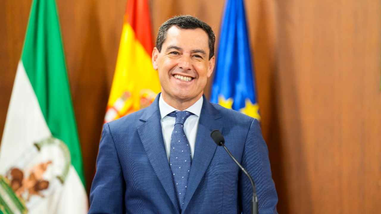 Juanma Moreno, presidente de la Junta de Andalucía, durante una comparecencia institucional, con las banderas de Andalucía, España y la Unión Europea al fondo.