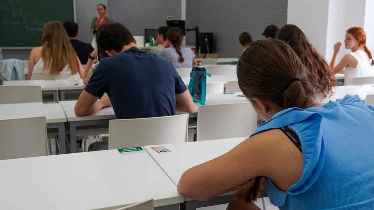 La Junta abre ayudas para estudiar Bachillerato y FP con hasta 1.600 euros por residencia y complementos por notas