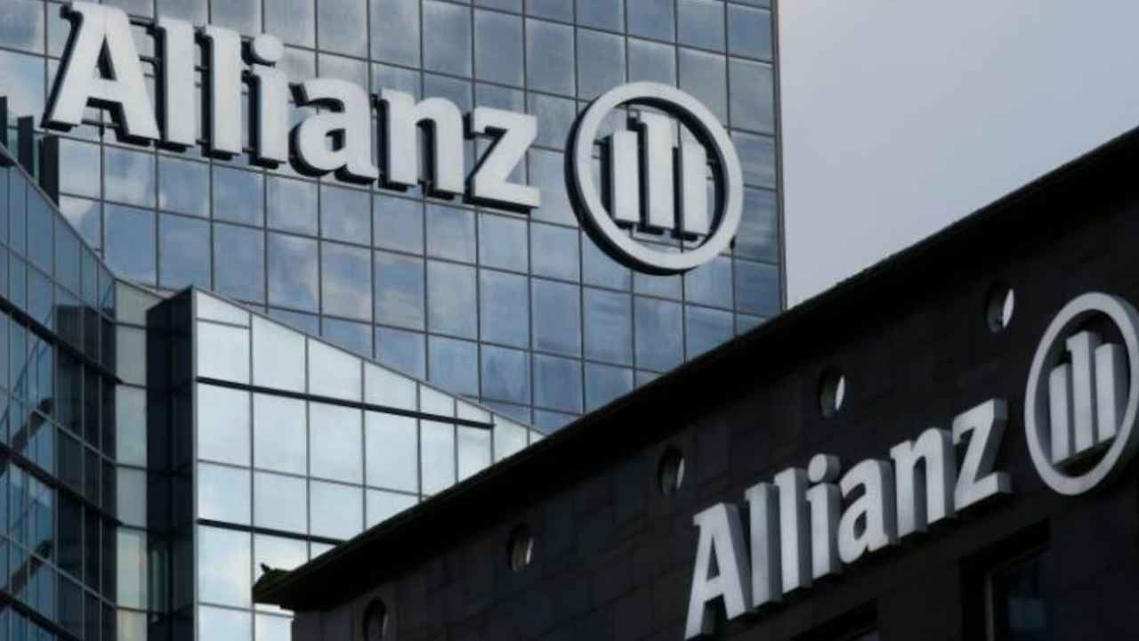 Fachada de un edificio corporativo de Allianz con el logotipo de la aseguradora