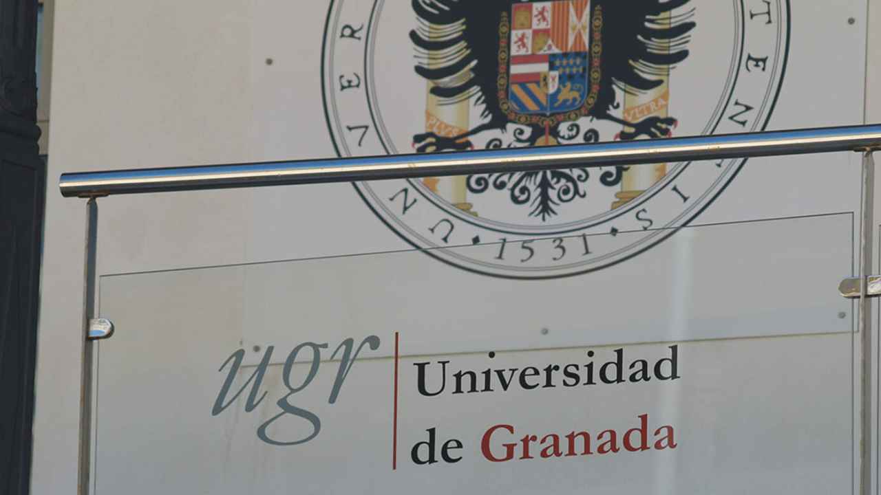 Fachada de la Universidad de Granada con el escudo de la UGR y el cartel del Campus de Ceuta
