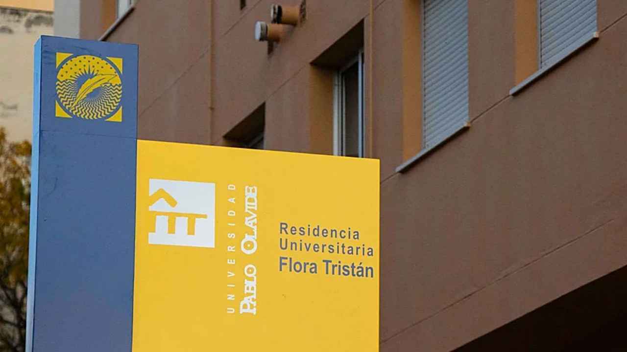 Fachada de la Residencia Universitaria Flora Tristán de la Universidad Pablo de Olavide en Sevilla