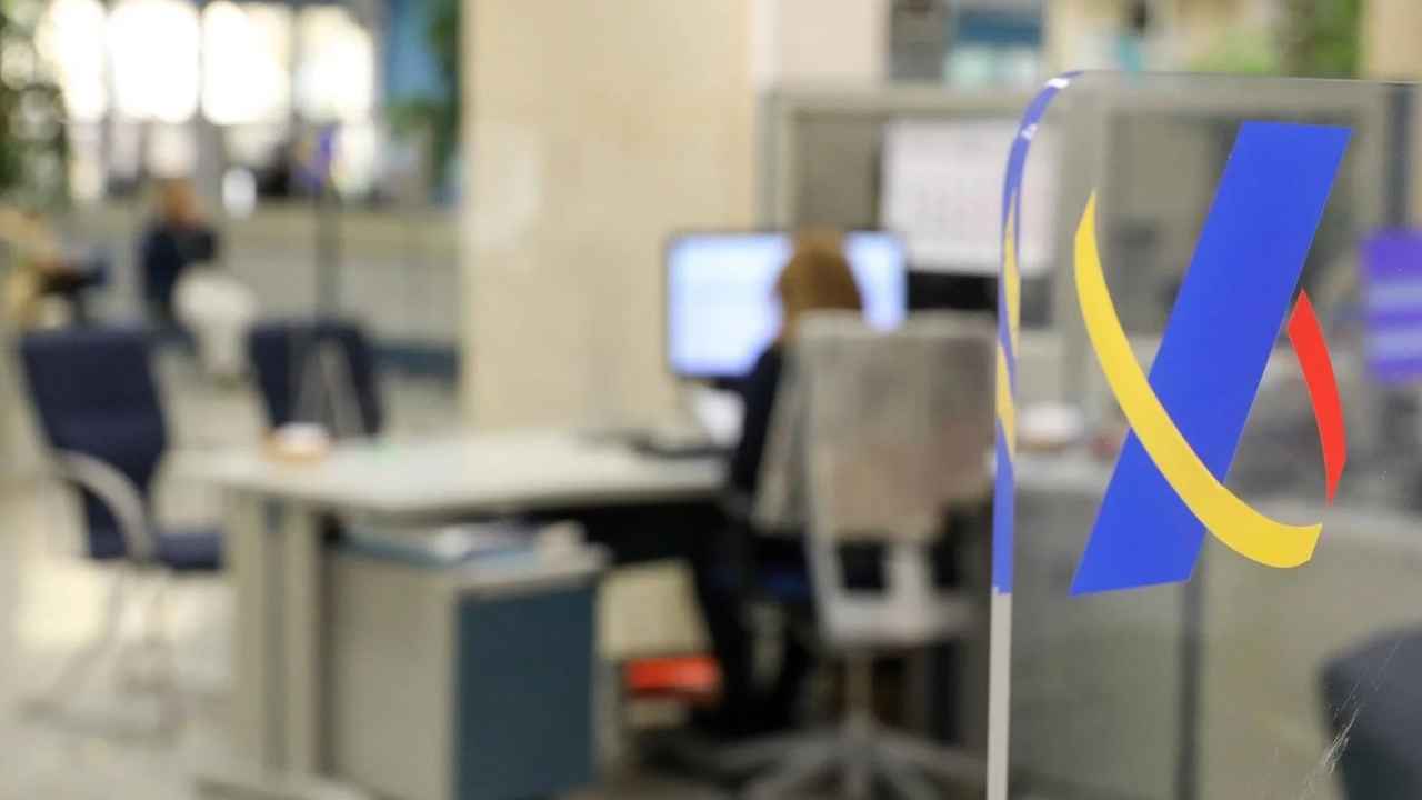 Oficina de la Agencia Tributaria con el logotipo de Hacienda en primer plano