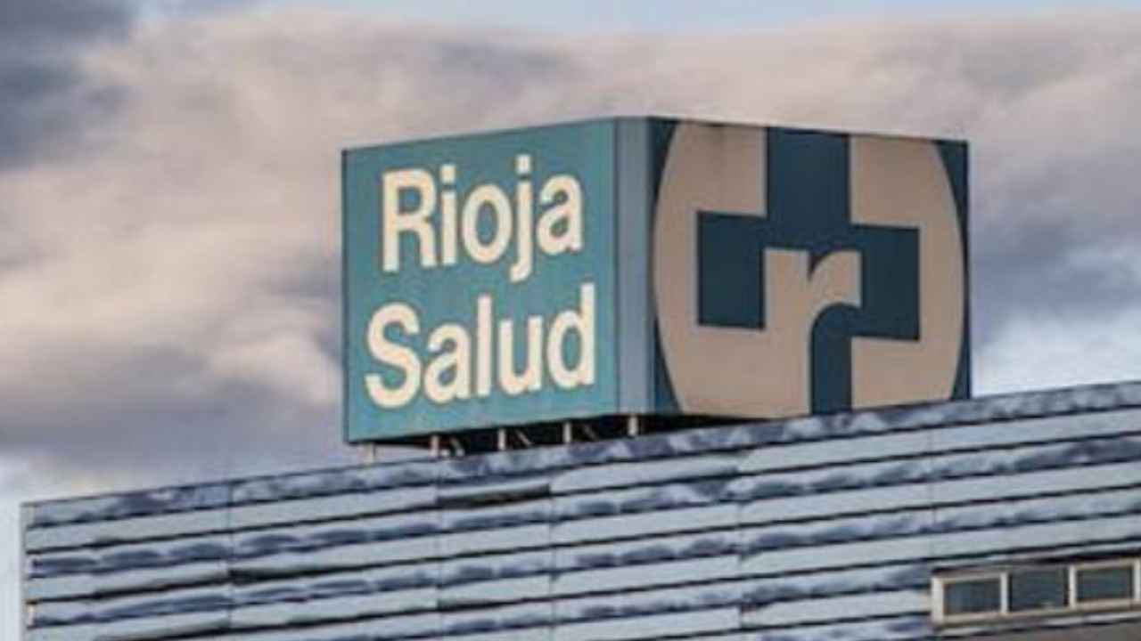 Fachada de un edificio del Servicio Riojano de Salud con el logotipo de Rioja Salud, que abre una bolsa de empleo de Enfermería.