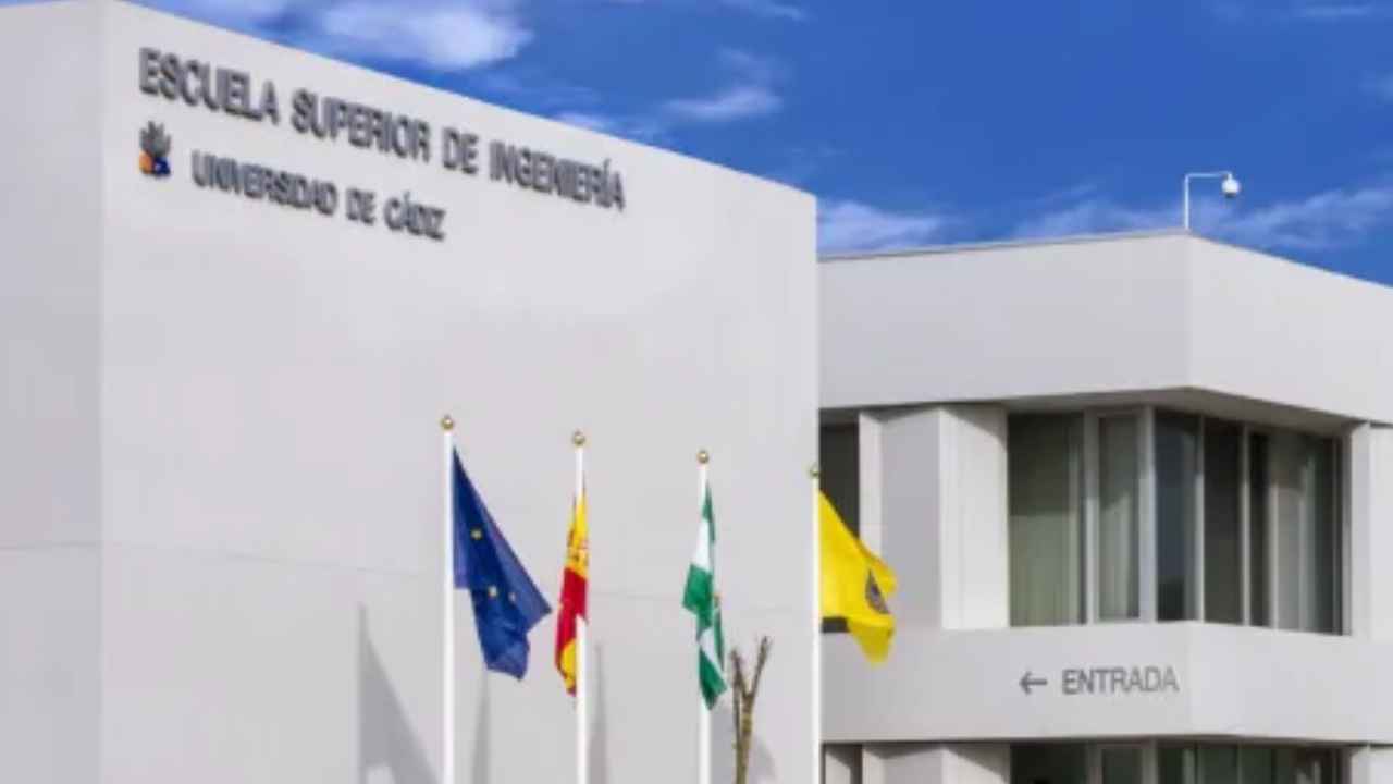 Fachada de la Escuela Superior de Ingeniería de la Universidad de Cádiz, que ofrece siete cursos online gratuitos de internacionalización empresarial.