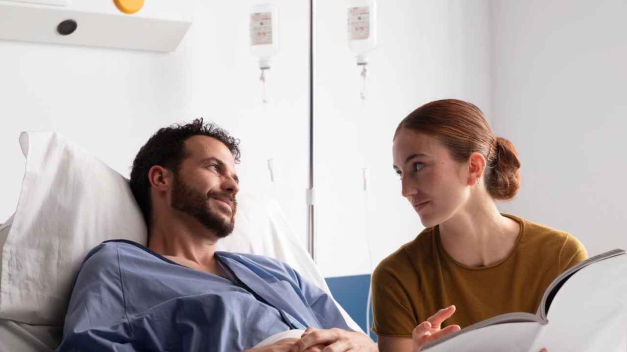 Hombre hospitalizado acompañado por una familiar durante su recuperación, situación relacionada con el permiso por hospitalización.