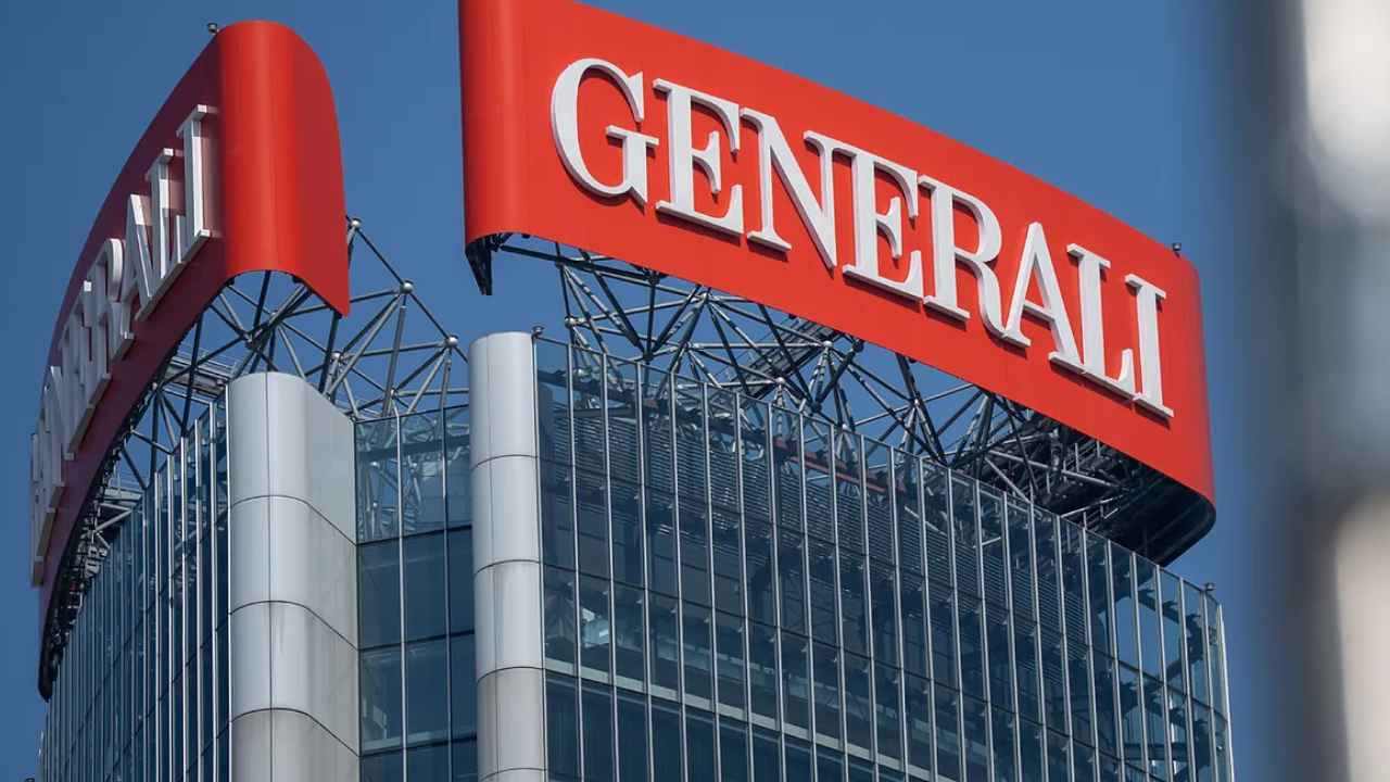 Fachada de un edificio de oficinas de Generali con el logotipo de la aseguradora, cuyo nuevo convenio establece 27 días laborables de vacaciones.