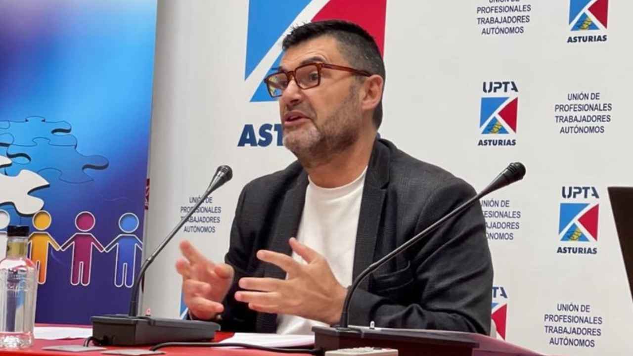 Representante de UPTA Asturias durante una rueda de prensa de la Unión de Profesionales y Trabajadores Autónomos.