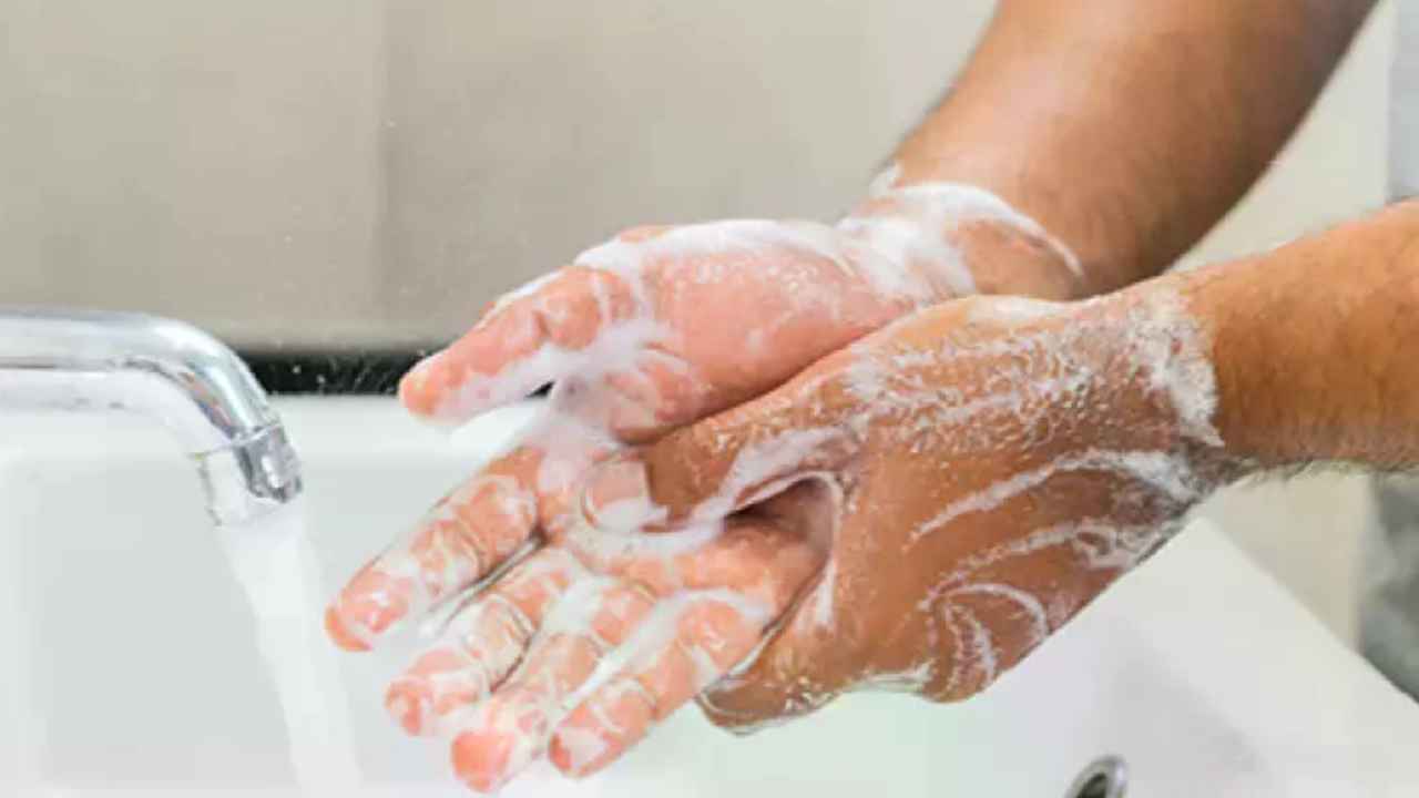 Trabajador lavándose las manos con agua y jabón en un lavabo, como medida de higiene frente a la exposición a agentes peligrosos en el trabajo.