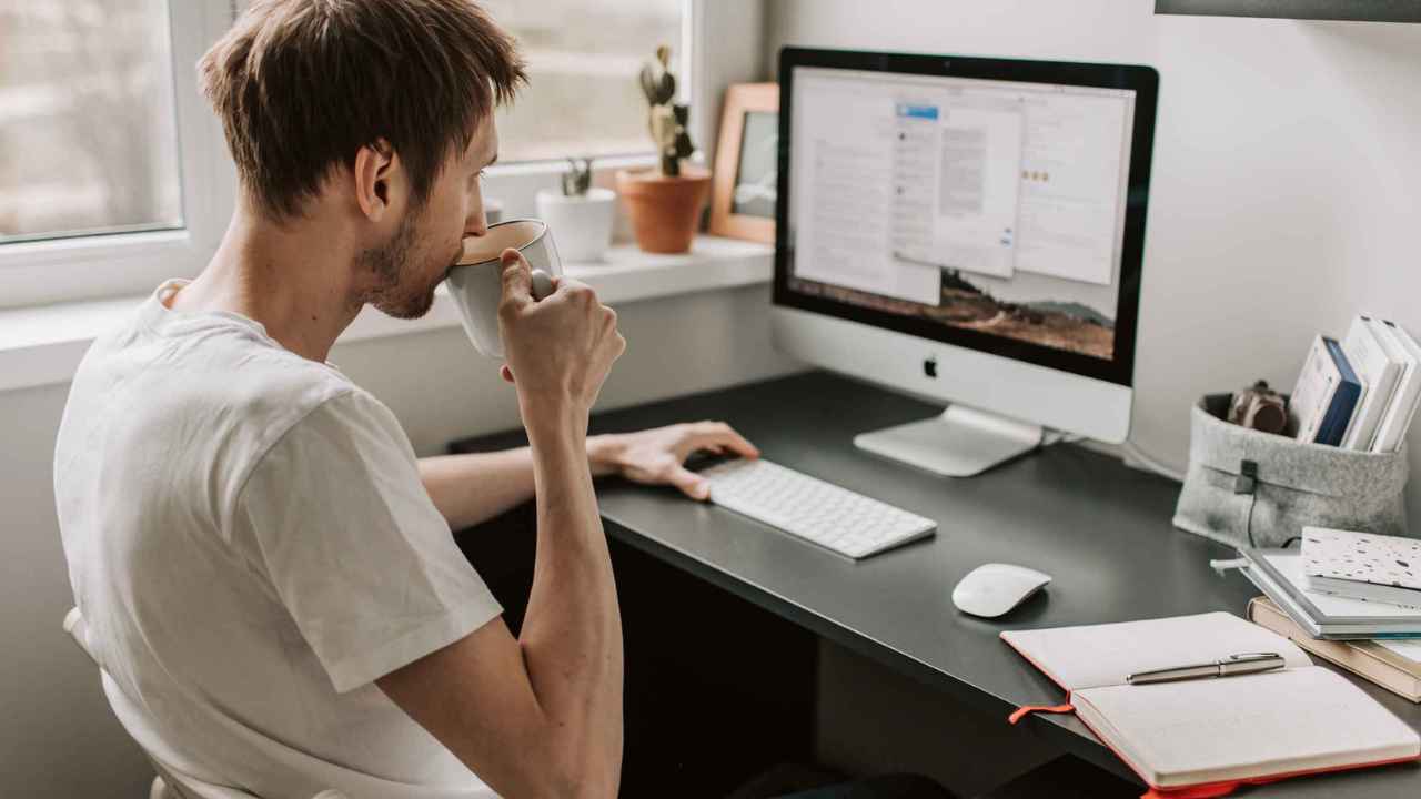 El 77,3% de las grandes empresas permite teletrabajar frente al 32,6% de las que tienen entre 10 y 49 empleados
