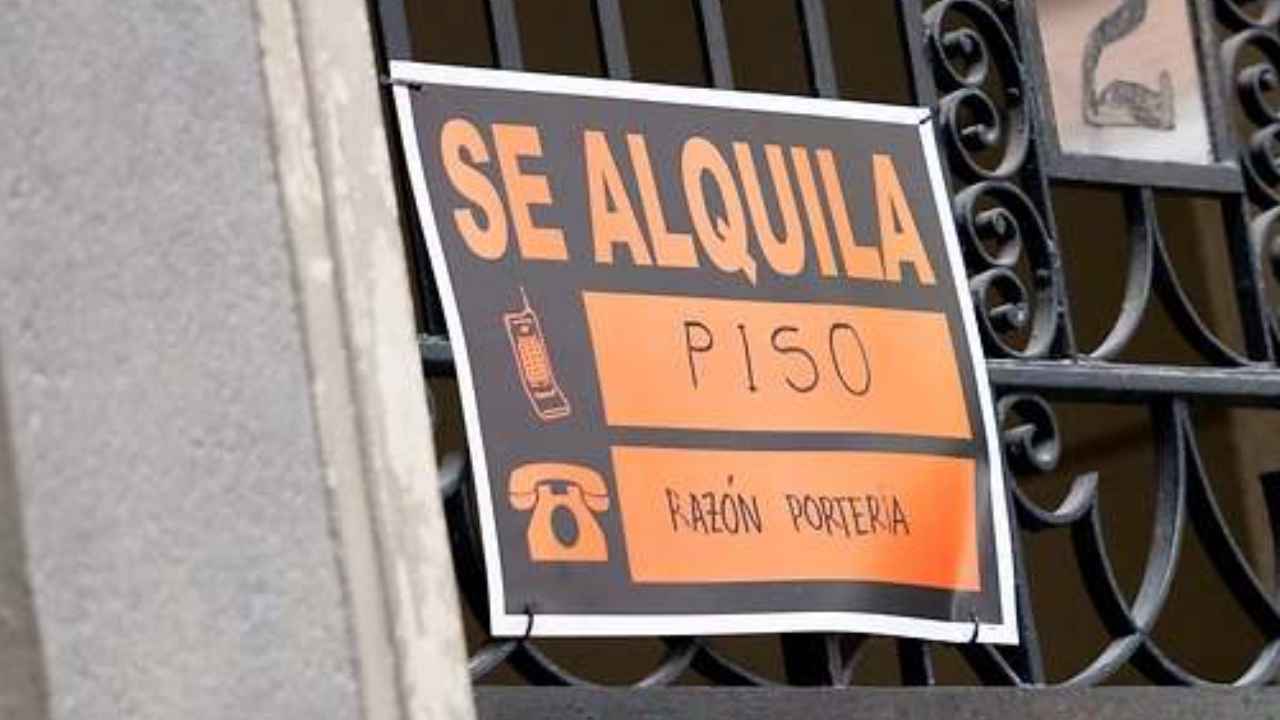 Cartel de Se Alquila Piso colocado en la fachada de un edificio, imagen del mercado del alquiler de vivienda en España.
