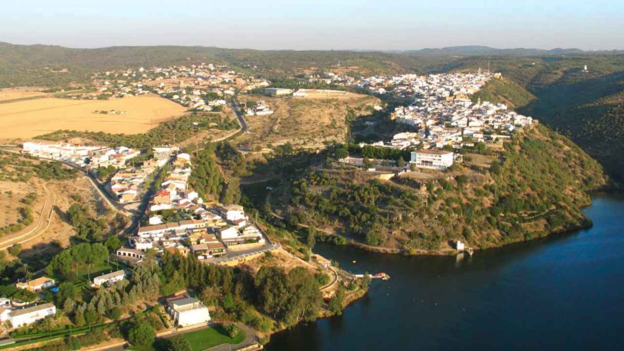 Vista panorámica de Hornachuelos, en Córdoba, municipio que convoca una bolsa de empleo público para oficiales de servicios varios.