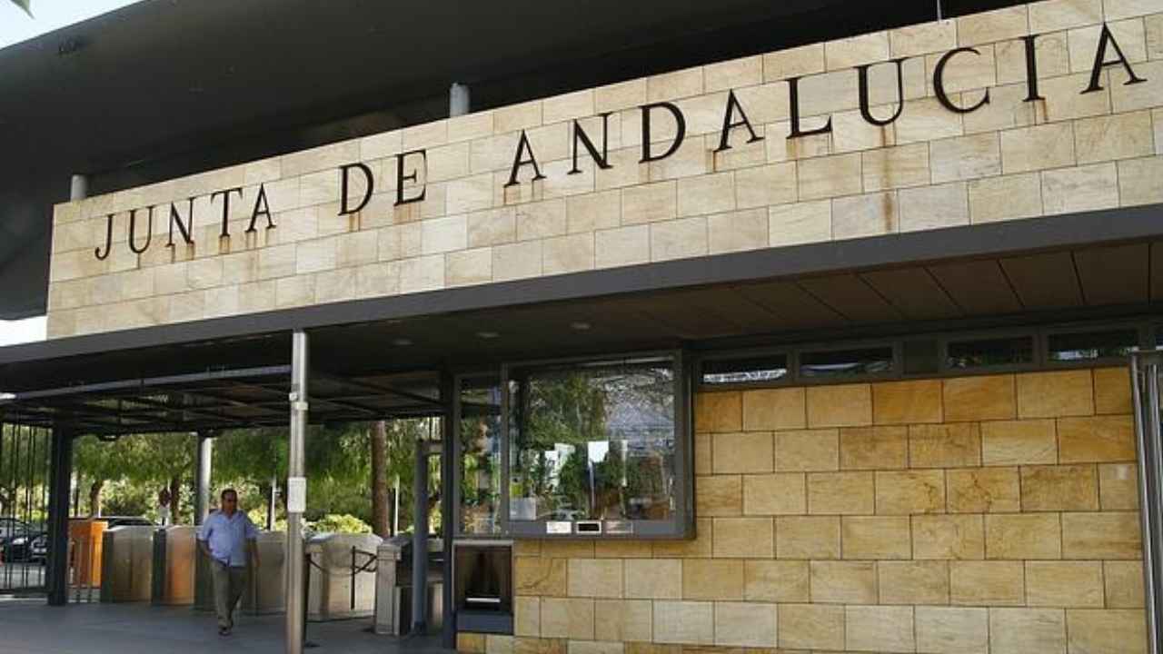 Fachada de una sede de la Junta de Andalucía, que convoca 289 plazas de empleo público fijo mediante concurso de méritos sin examen.