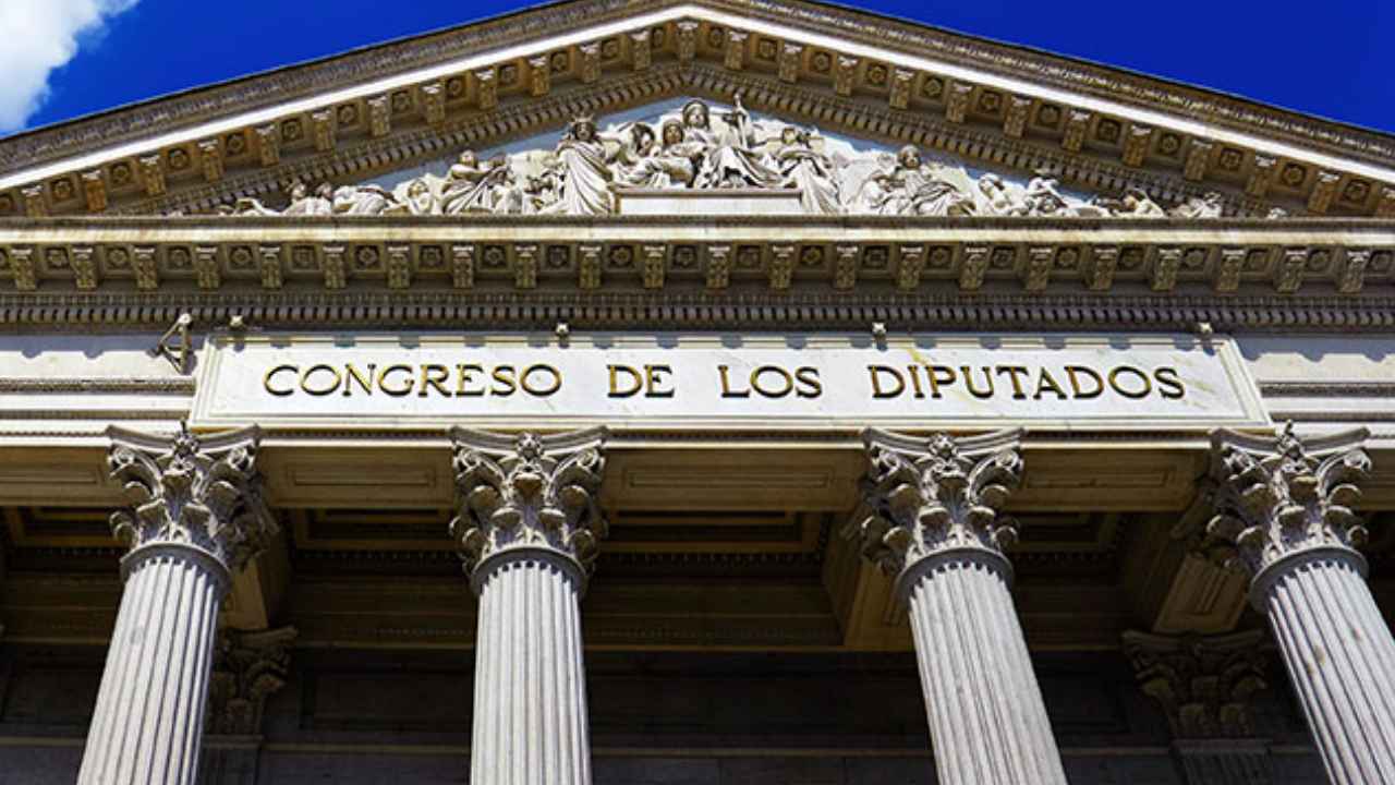Fachada del Congreso de los Diputados en Madrid, institución que convoca diez becas de formación de 1.500 euros mensuales.