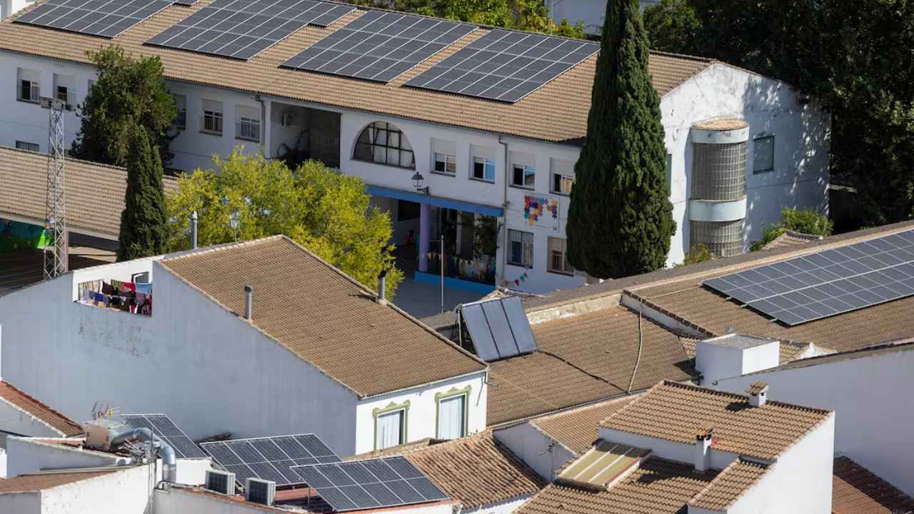 Placas solares instaladas en los tejados de viviendas y edificios de Andalucía para aprovechar la energía solar.