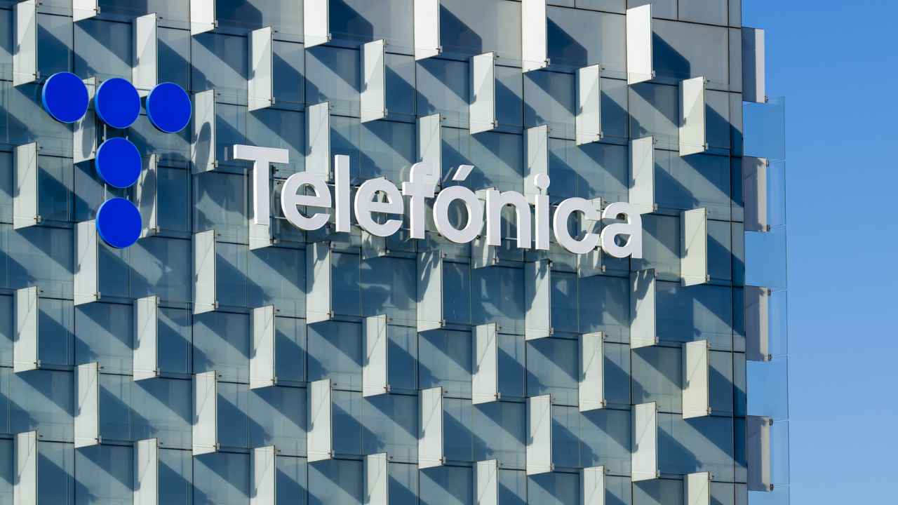 Fachada de un edificio de Telefónica con el logotipo de la compañía, que modifica las condiciones laborales de antiguos empleados de I+D.