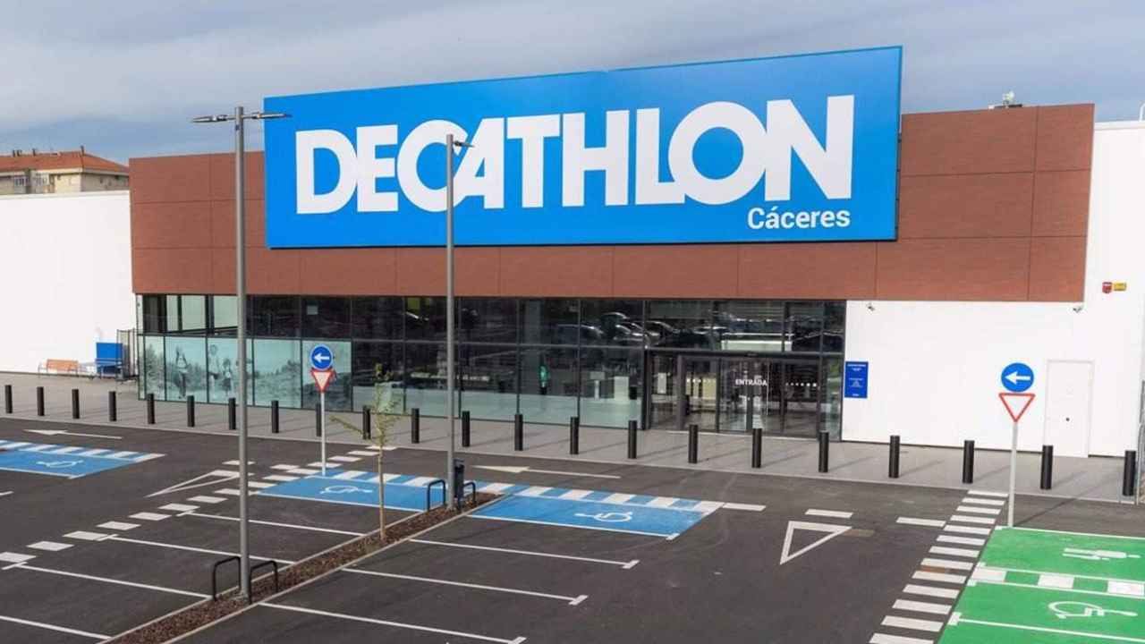 Fachada de una tienda Decathlon en Cáceres con su aparcamiento y entrada principal.