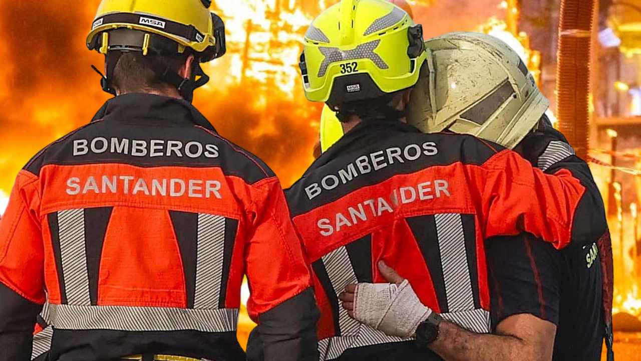 Bombero de Valencia de espaldas ante un gran incendio, con llamas y humo durante una intervención.