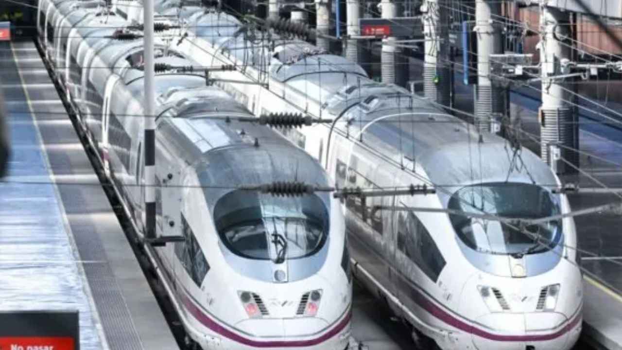 Dos trenes de alta velocidad de Renfe estacionados junto a los andenes de una estación ferroviaria.
