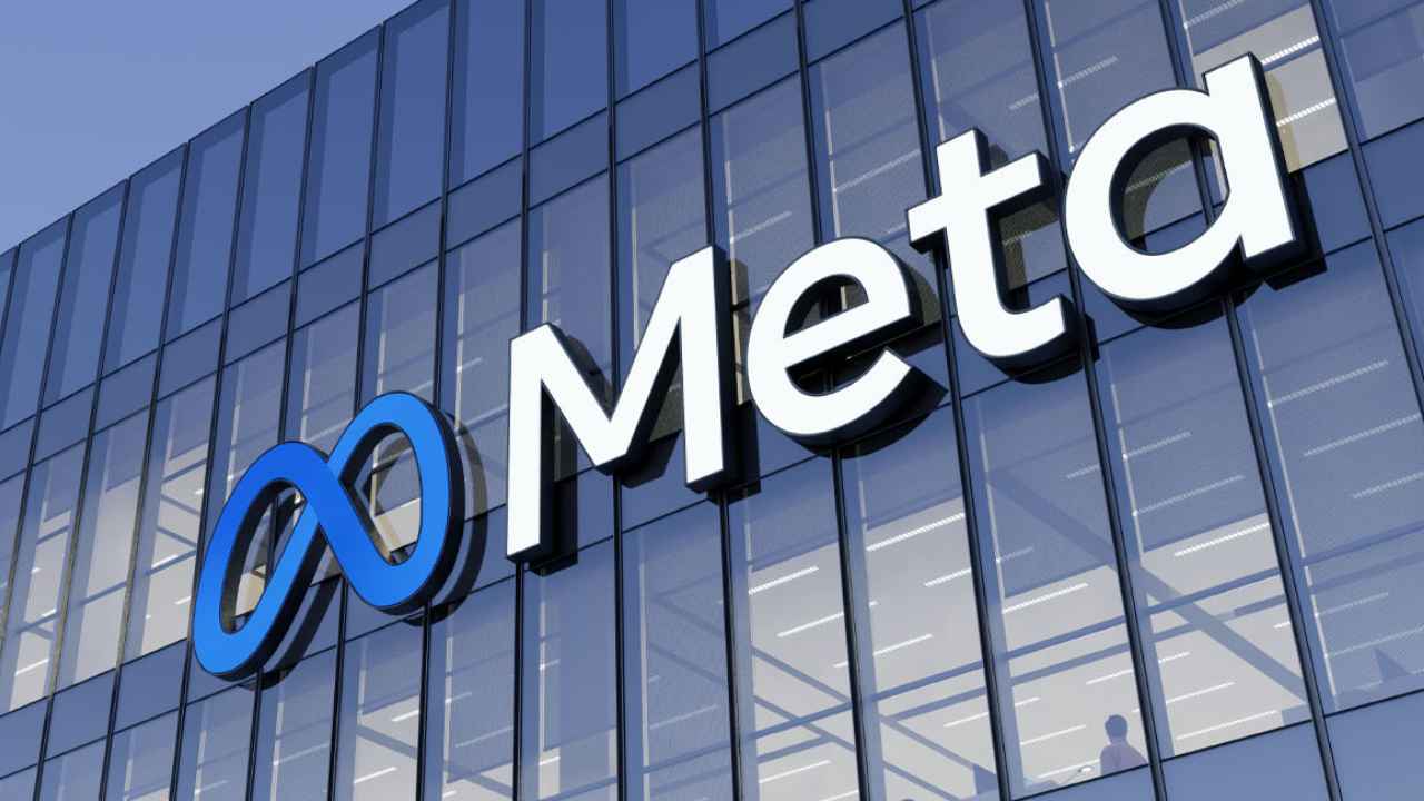 Logotipo de Meta en la fachada acristalada de un edificio corporativo de la compañía tecnológica.