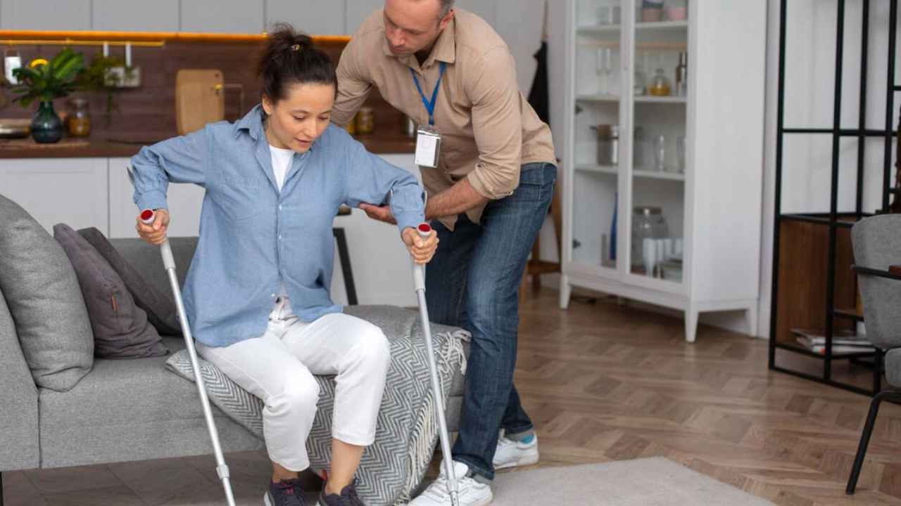 España endurece los requisitos para trabajar con personas dependientes: en vigor desde el 23 de octubre