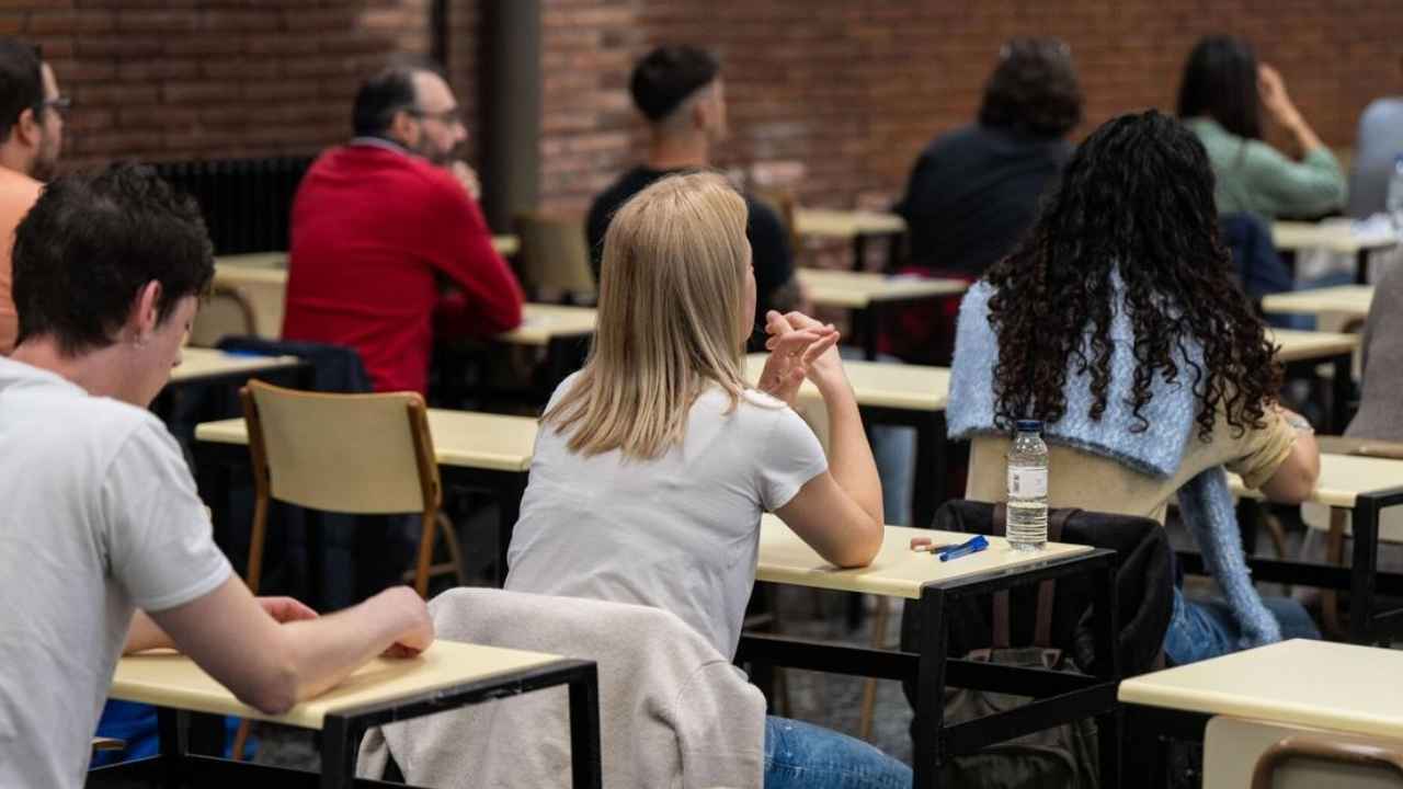 Aspirantes sentados en un aula durante la realización de un examen de oposiciones de empleo público.
