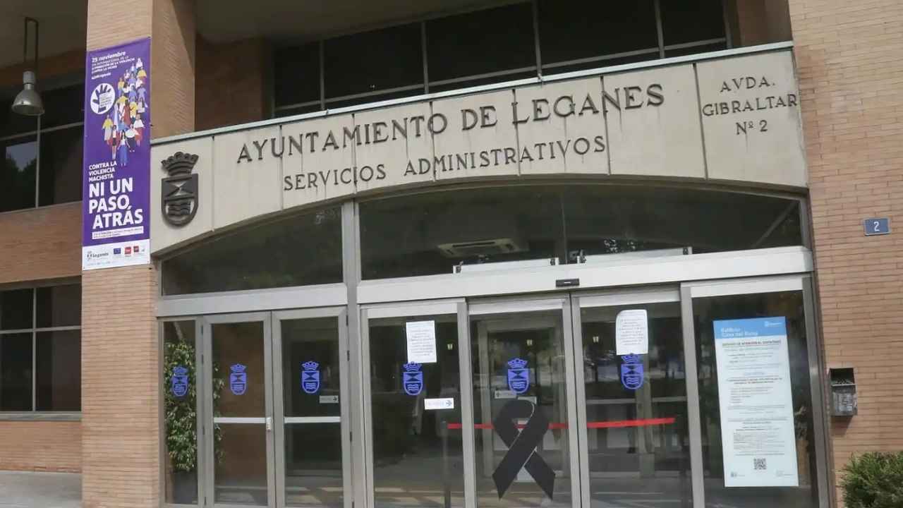 Fachada del edificio de Servicios Administrativos del Ayuntamiento de Leganés, que convoca 13 plazas de técnico de Gestión.