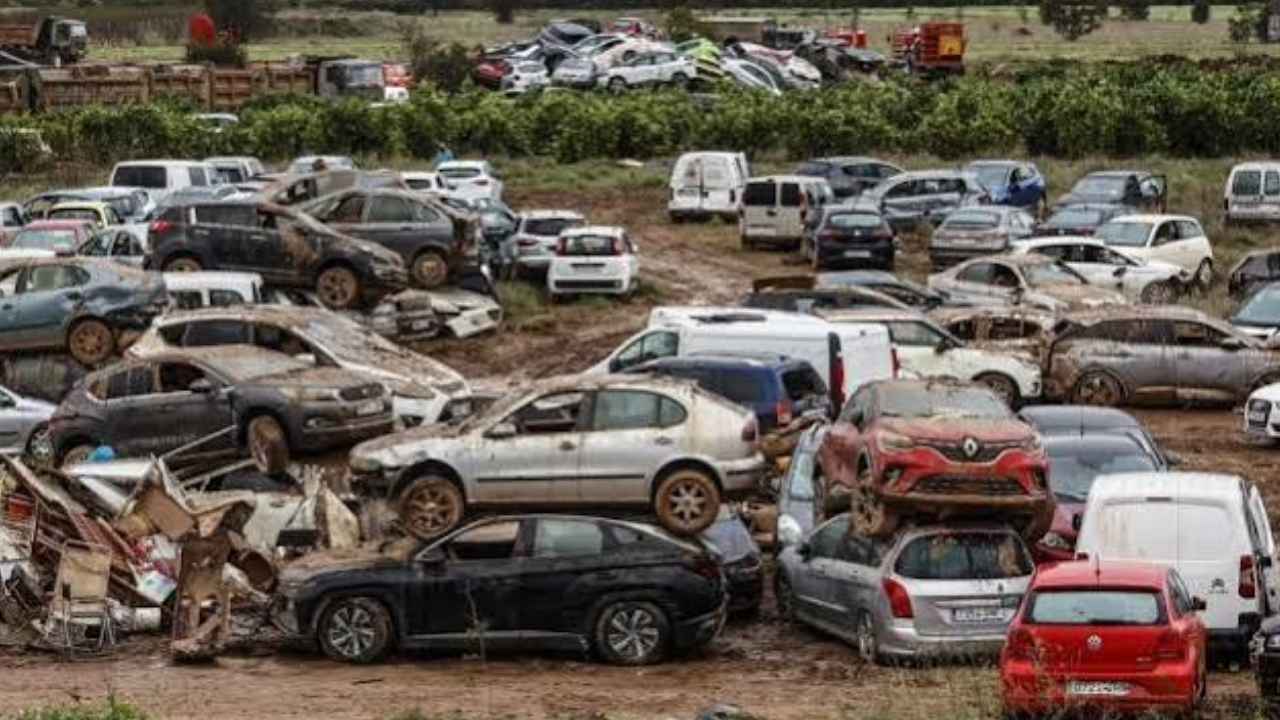 Coches antiguos y deteriorados acumulados en un desguace para su retirada y achatarramiento.